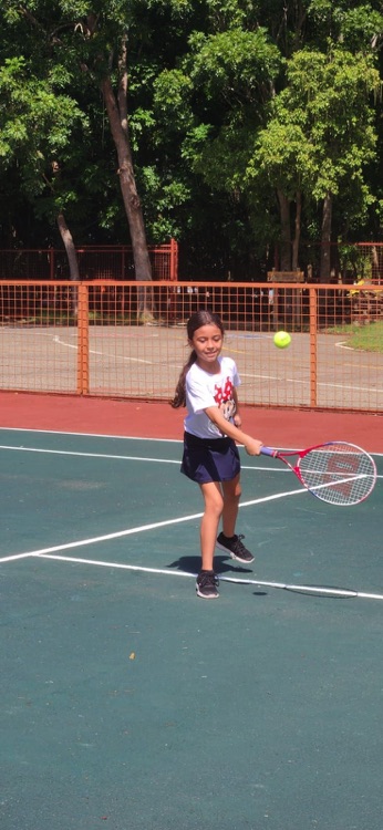 Participante sostiene una raqueta en una cancha de tenis.