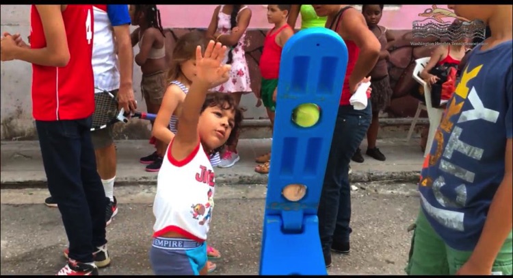Niña participa en una actividad con material deportivo de colores.