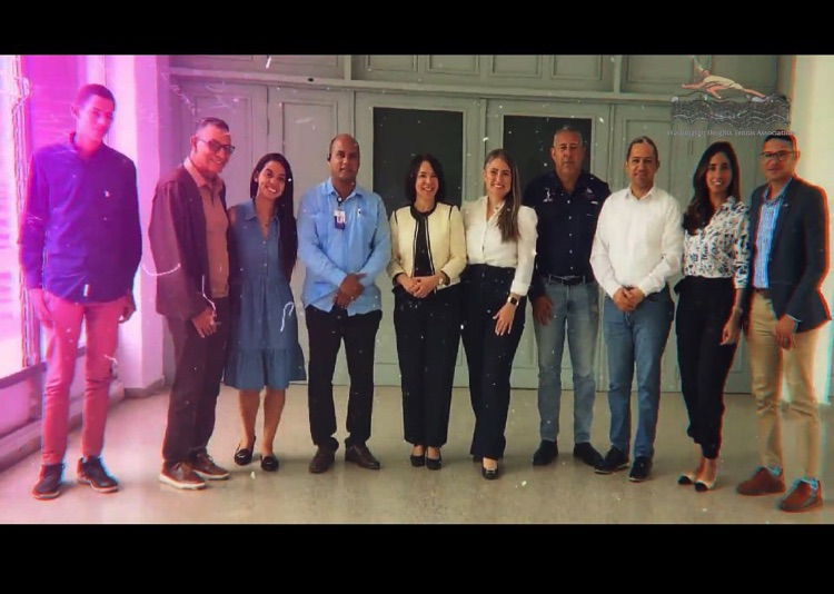 Grupo de personas posa durante un encuentro en un salón.