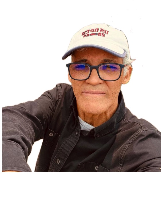 Retrato de un hombre con gorra y gafas.