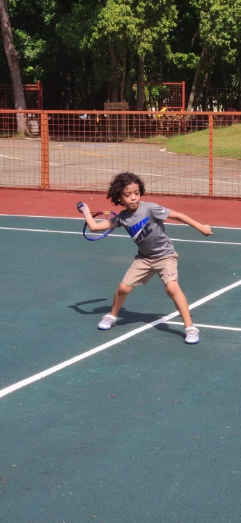 Jugador se prepara para devolver una pelota con la raqueta.